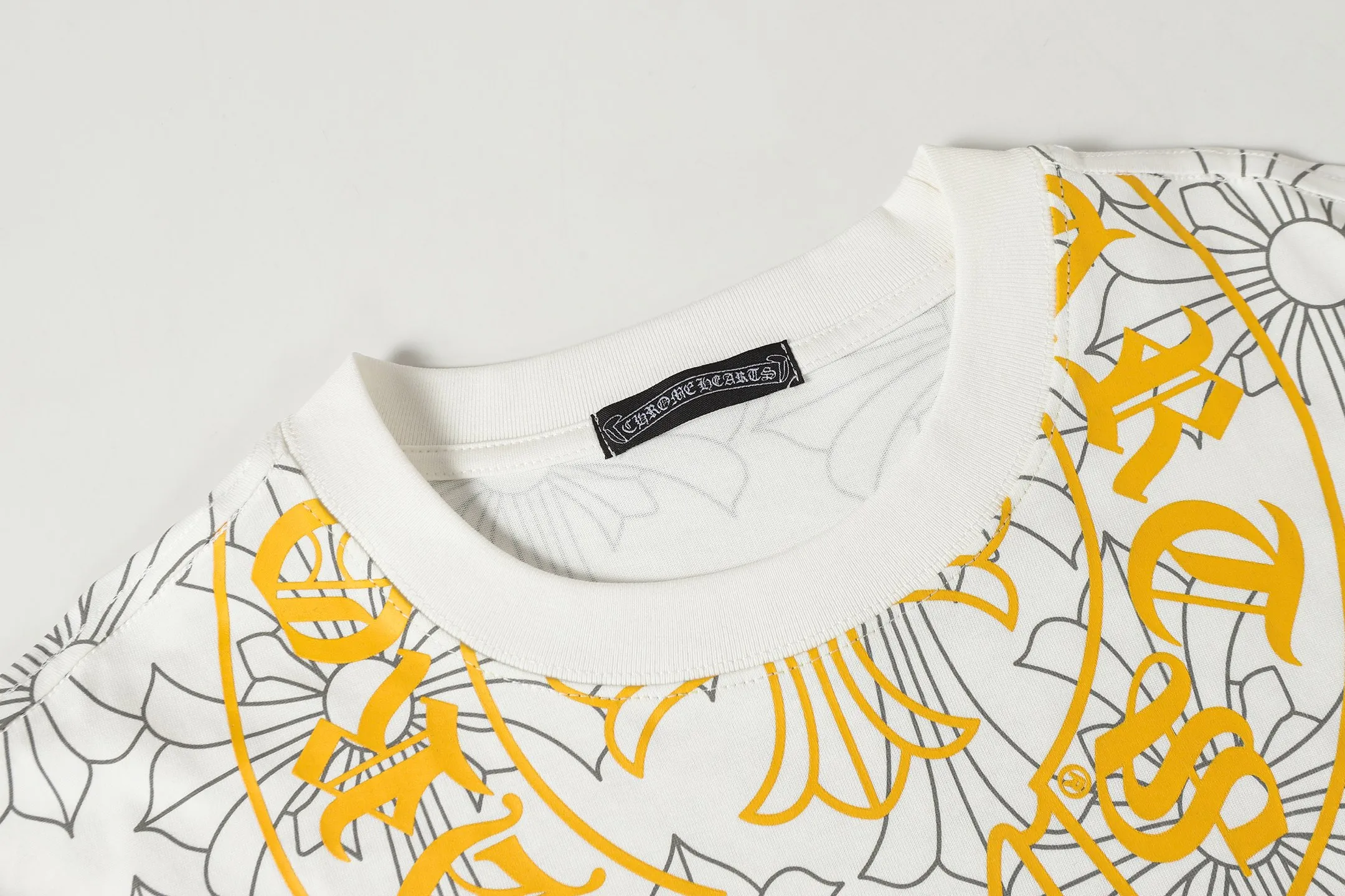 P170 Chrome Hearts CH Chrome Hearts Dark Pattern Color Horseshoe Sanskrit Short Sleeve T-shirt Uses direct injection imported machine printing Hardware and accessories are all milled and customized Correctly configured Black 2025 Chrome Hearts genuine packaging 260 grams of custom-dyed double yarn cotton Large version Loose and stylish Differentiated from low version slim and long version The upper body stretches the hips 100% commitment: top quality Do not make fast food The highest version on the market Top quality - different from the ordinary versions on the market If you care about quality, you should also respect the price. Absolutely 0 after-sales service and 0 return rate so far. It’s hard not to love the style - 260g double yarn cotton custom dyed fabric - Correct high-density main mark, washed tag, hand-sewn